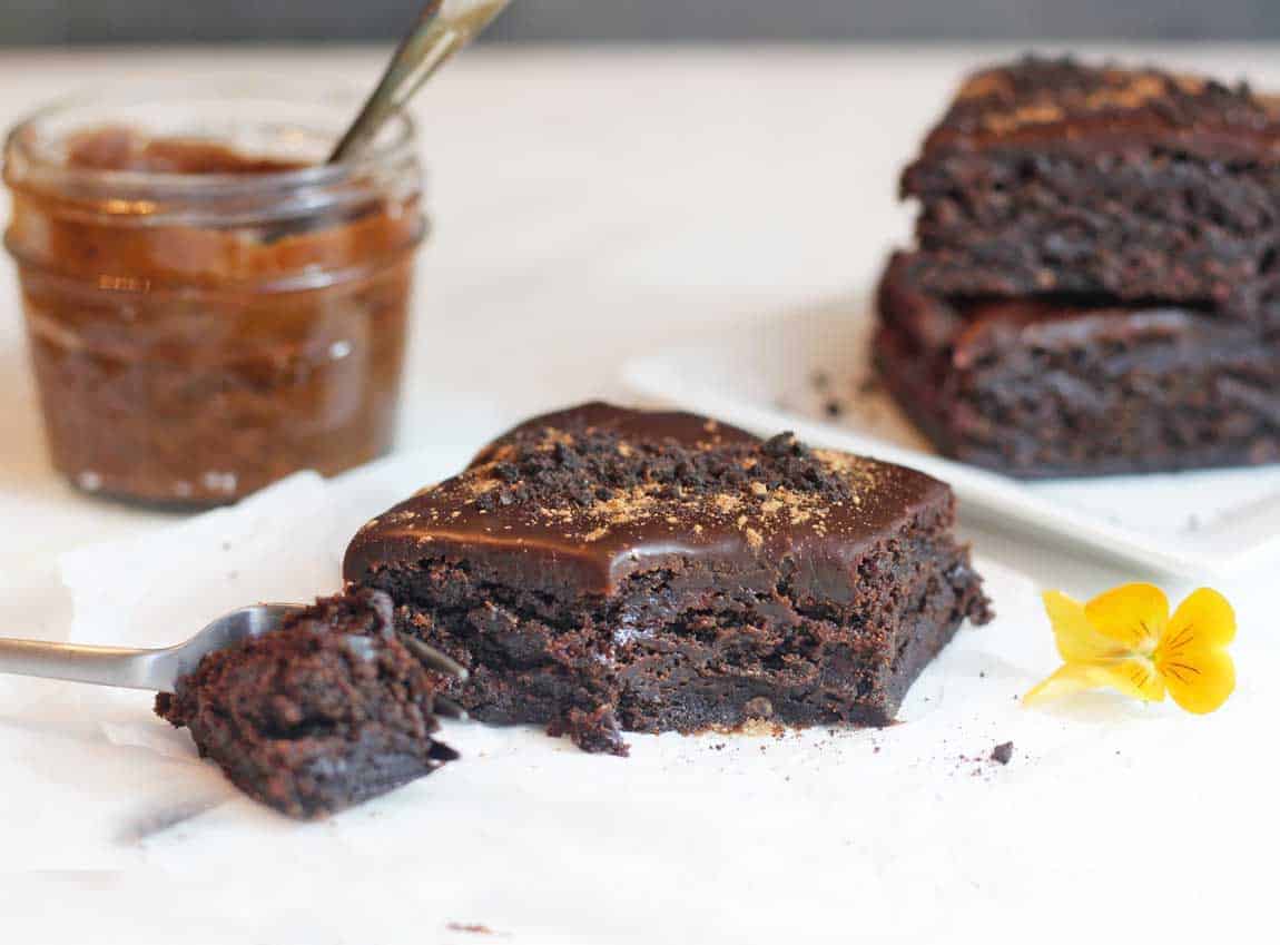 Healthy No-Bake Vegan Fudge Brownies (Gluten-free, Dairy-free)