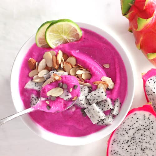 pitaya bowl with toppings