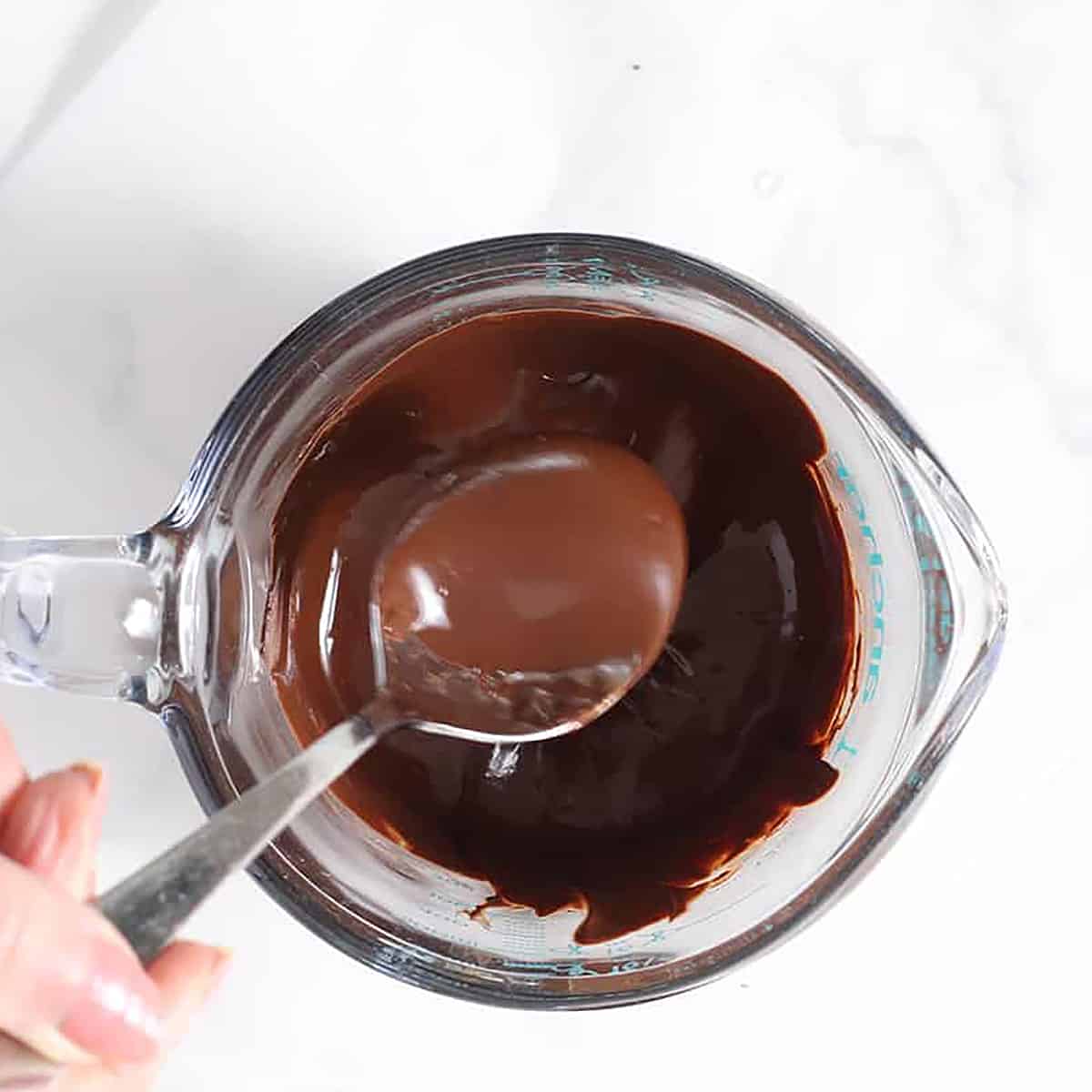 cioccolato fuso in una ciotola.