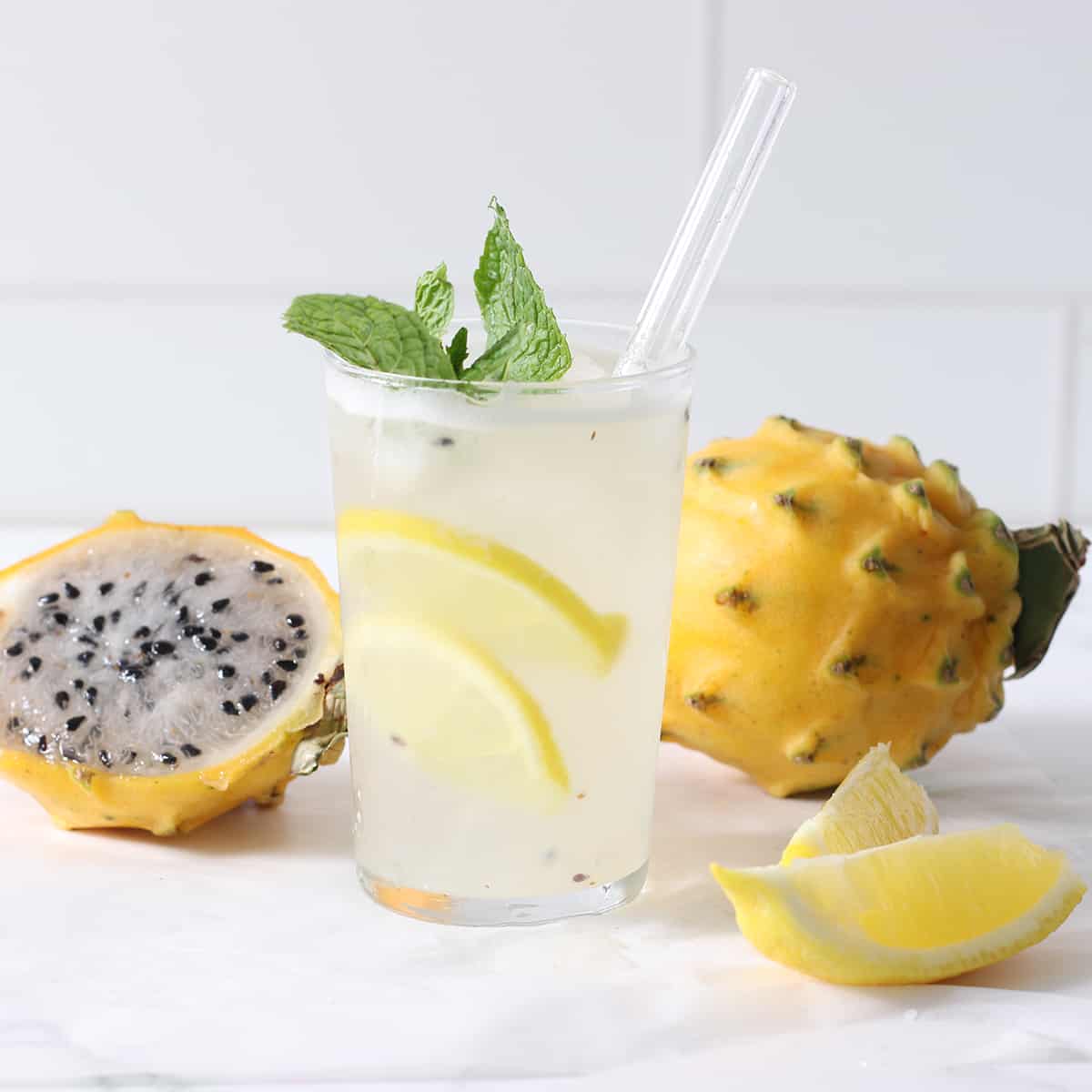 un bicchiere di limonata con pitahaya gialla