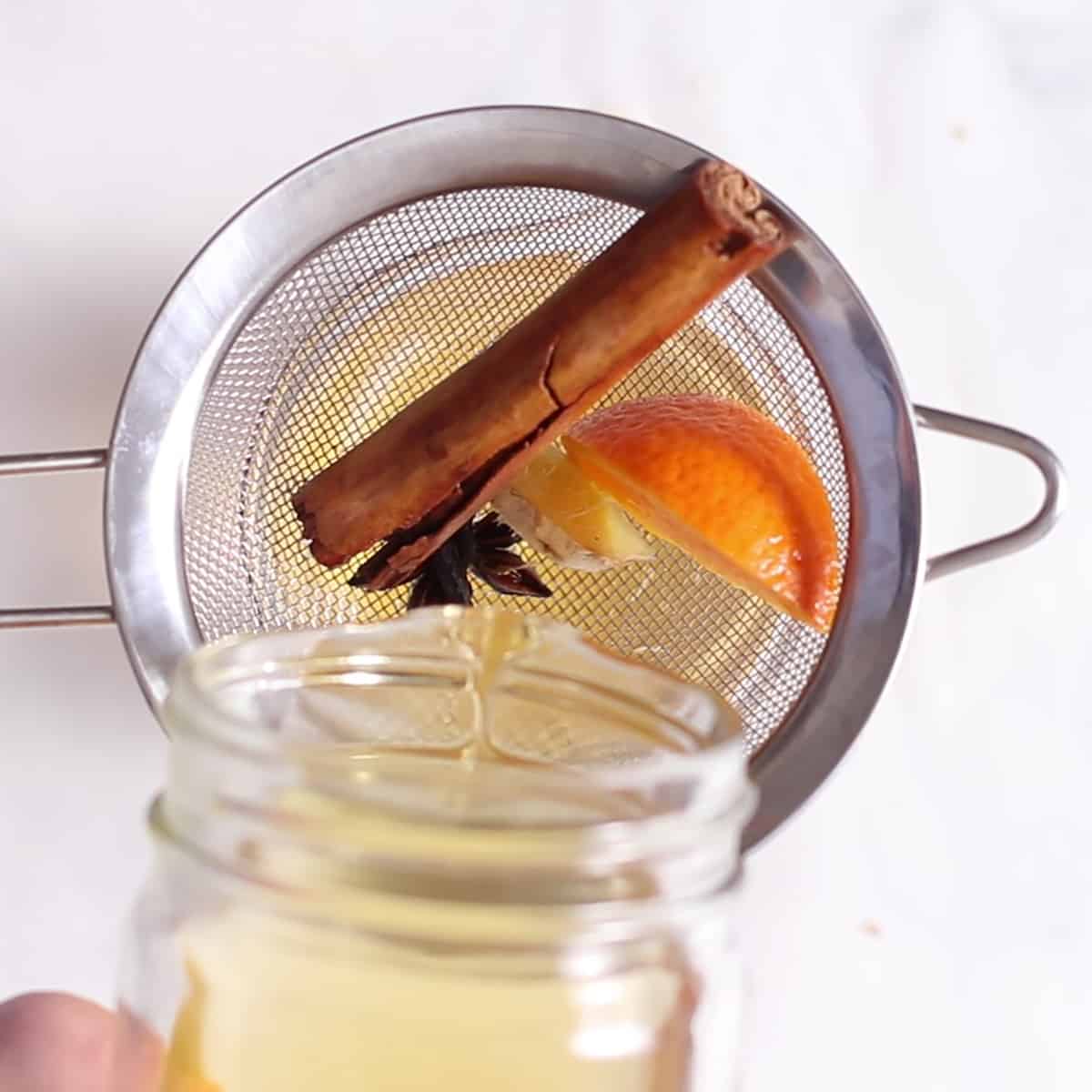 filtrare il sidro di mele speziato per uno.
