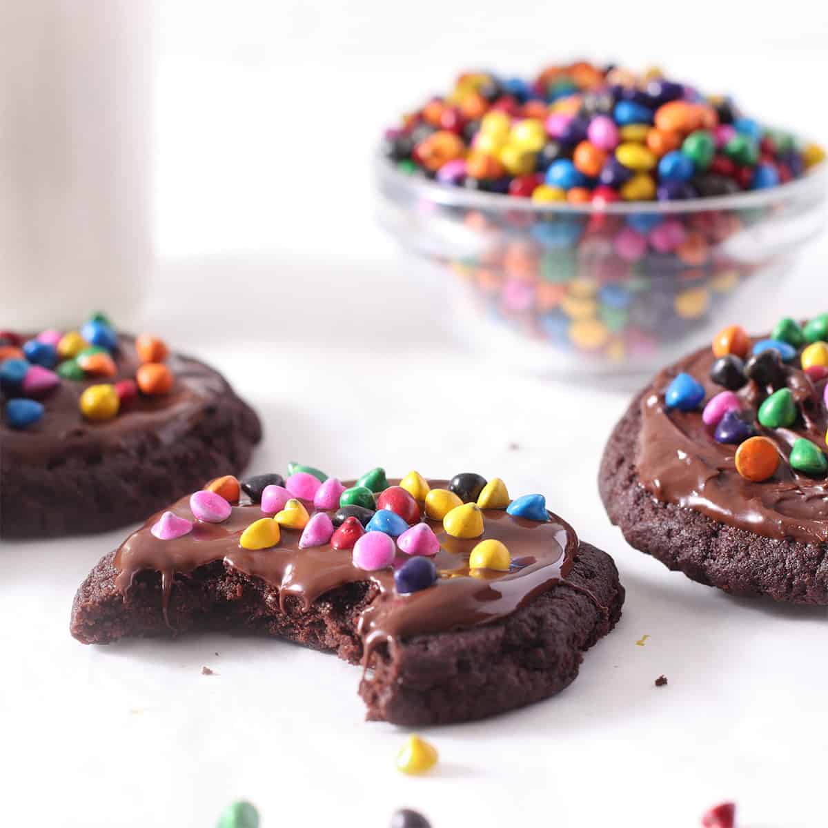 biscotti brownie cosmici con un morso.