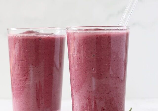 spinach berry smoothie in glasses.