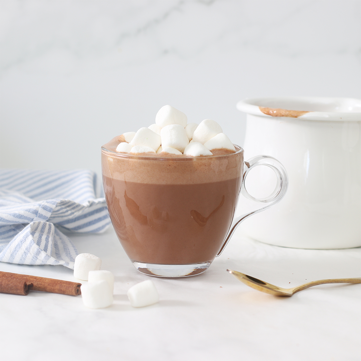 cioccolata calda per uno in tazza.