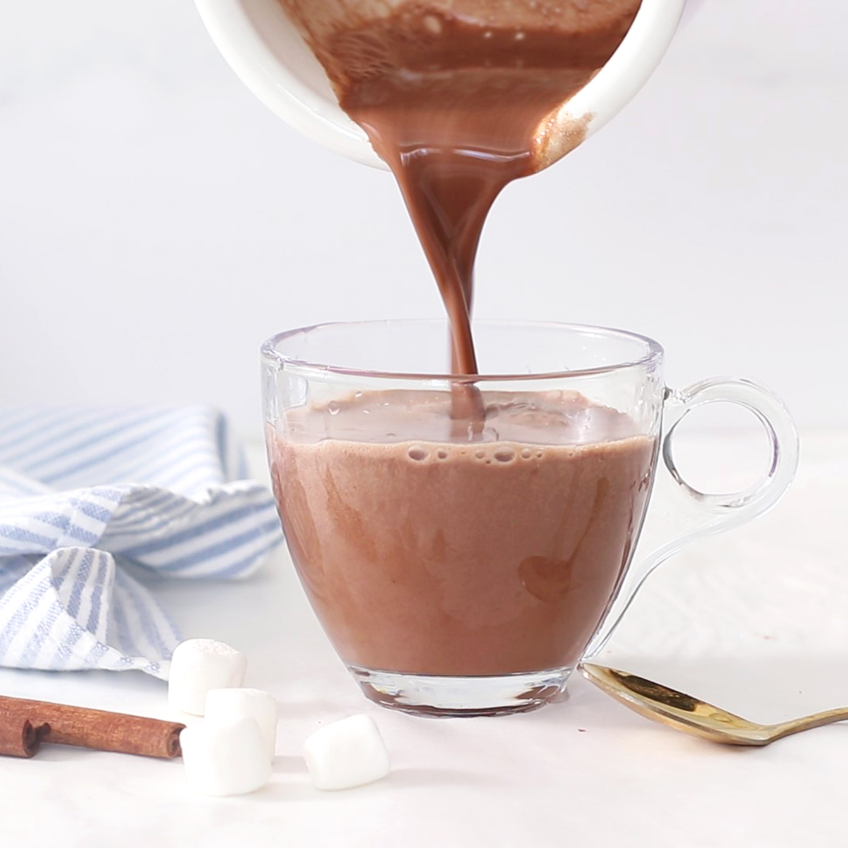 cioccolata calda per uno in una tazza.