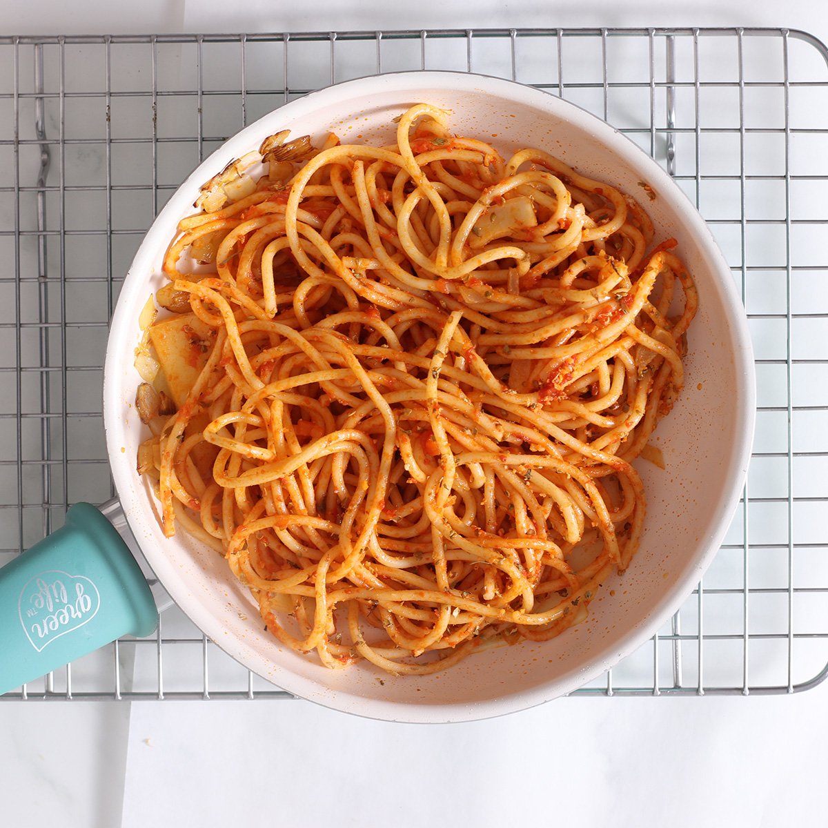 Condire gli spaghetti avanzati con le cipolle rosolate.
