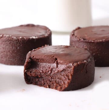 no bake chocolate bites sliced.